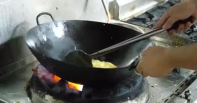 炒菜4k高清炒菜过程西红柿炒鸡蛋视频的预览图
